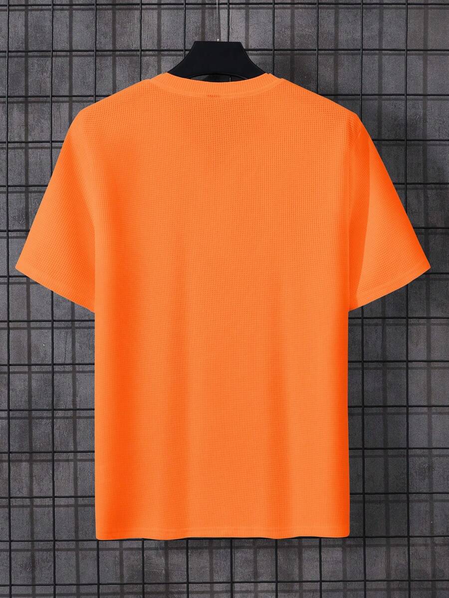 Elegantes Herren-Leinenhemd mit schickem Knopfverschluss für einen lässigen, stilvollen Auftritt.