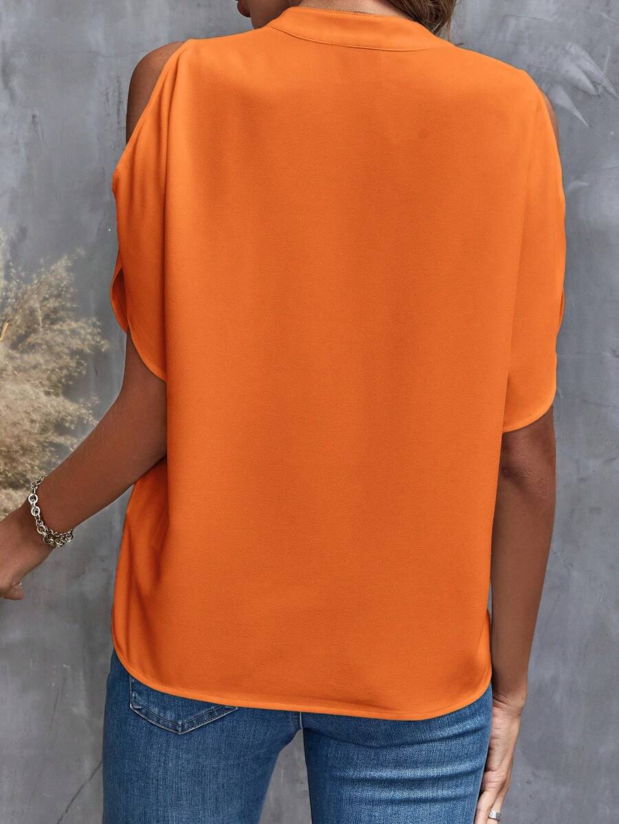 Stilvolle V-Ausschnitt-Bluse mit eleganten, kurzen, ausgestellten Ärmeln