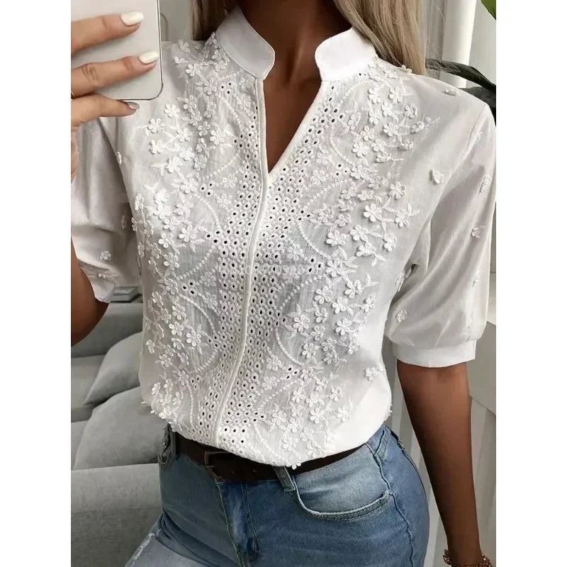 Elegante Sommerbluse Amelune in Weiß mit V-Ausschnitt und feiner Stickerei für einen frischen Look