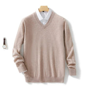 Eleganter Herrenpullover mit V-Ausschnitt aus feiner Wolle und Kaschmir für ultimativen Tragekomfort.