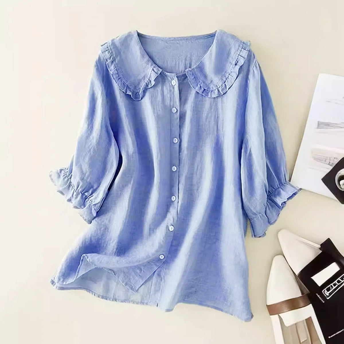 Modische Damenbluse mit Rüschen