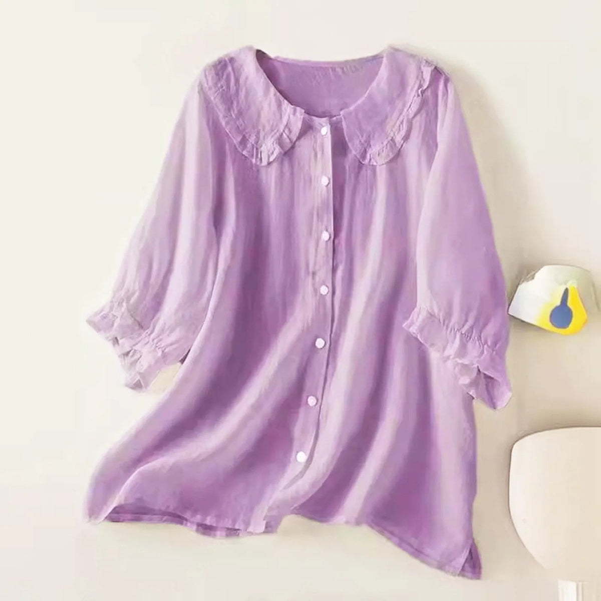 Modische Damenbluse mit Rüschen