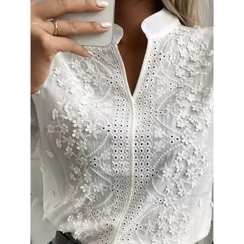 Elegante Sommerbluse Amelune in Weiß mit V-Ausschnitt und feiner Stickerei für einen frischen Look