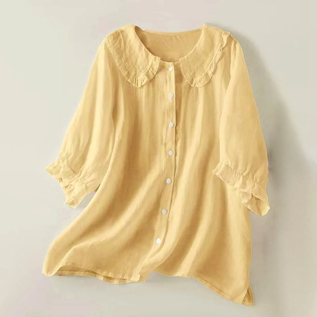 Modische Damenbluse mit Rüschen