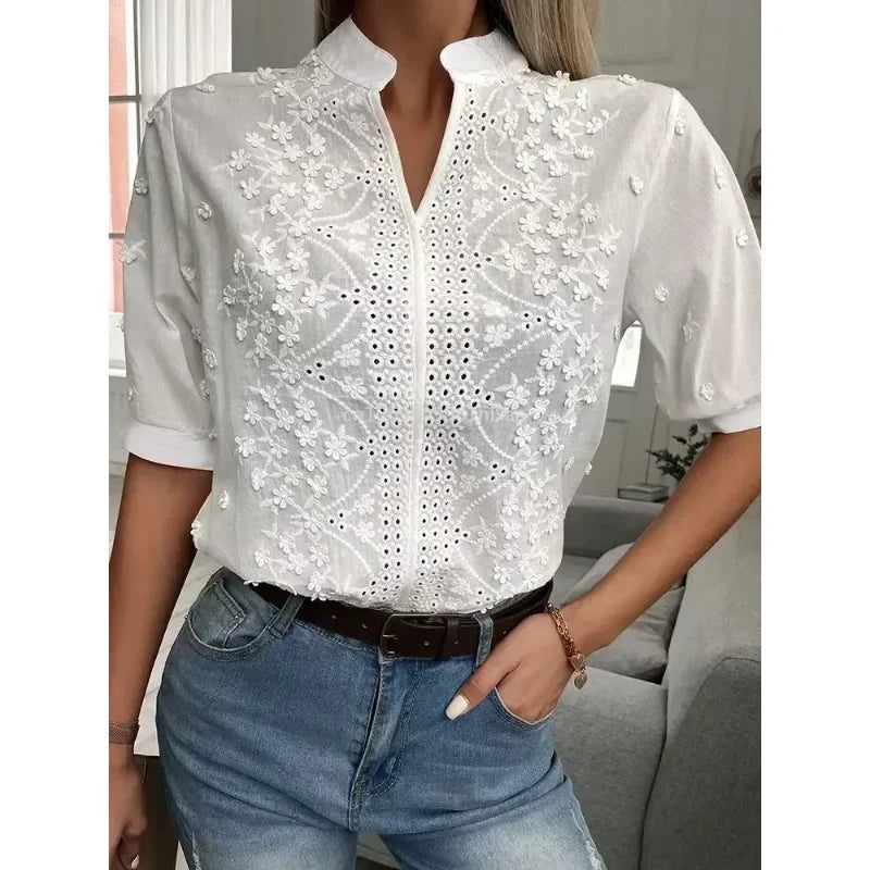 Elegante Sommerbluse Amelune in Weiß mit V-Ausschnitt und feiner Stickerei für einen frischen Look