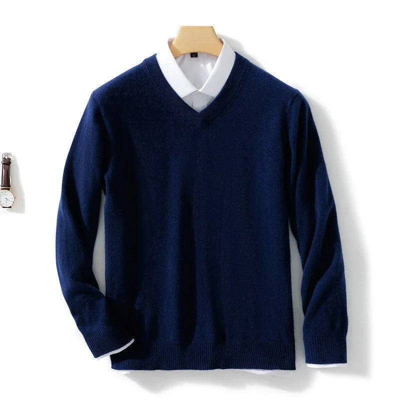 Eleganter Herrenpullover mit V-Ausschnitt aus feiner Wolle und Kaschmir für ultimativen Tragekomfort.