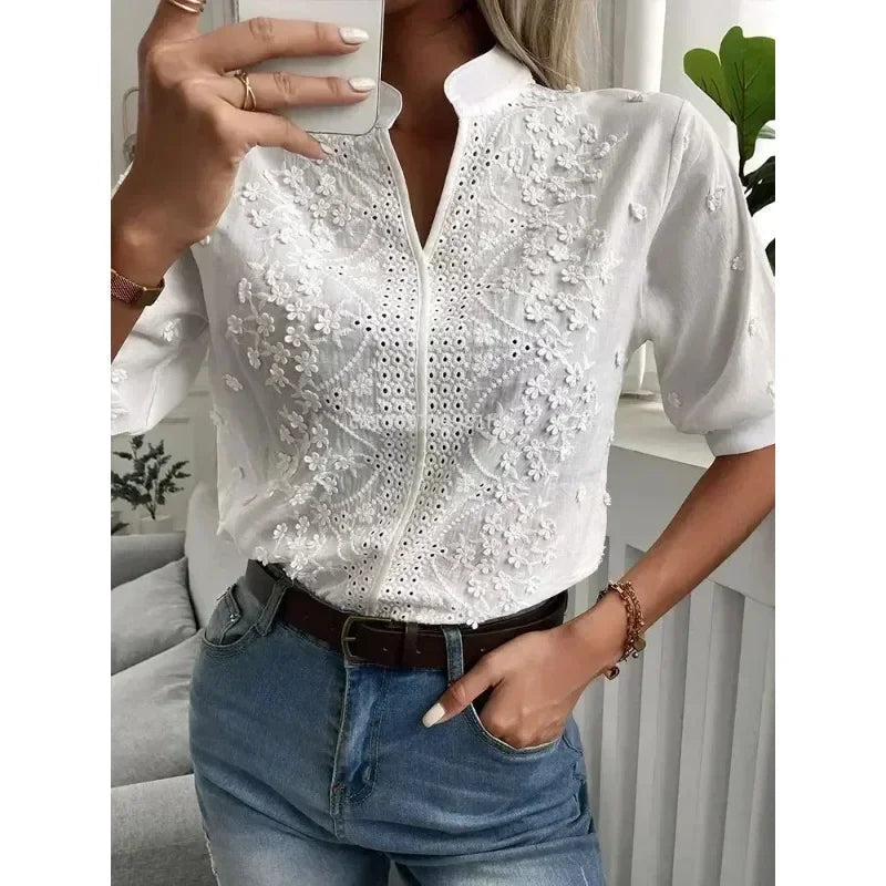 Elegante Sommerbluse Amelune in Weiß mit V-Ausschnitt und feiner Stickerei für einen frischen Look