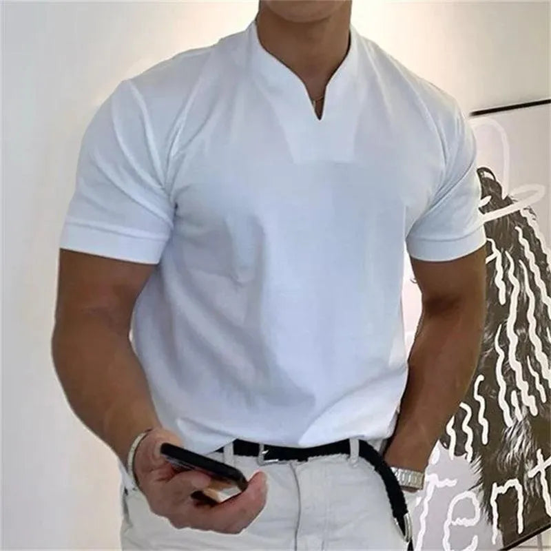 Męski T-shirt z dekoltem w szpic, bocznymi mankietami i slim fit – doskonały do casualowych stylizacji