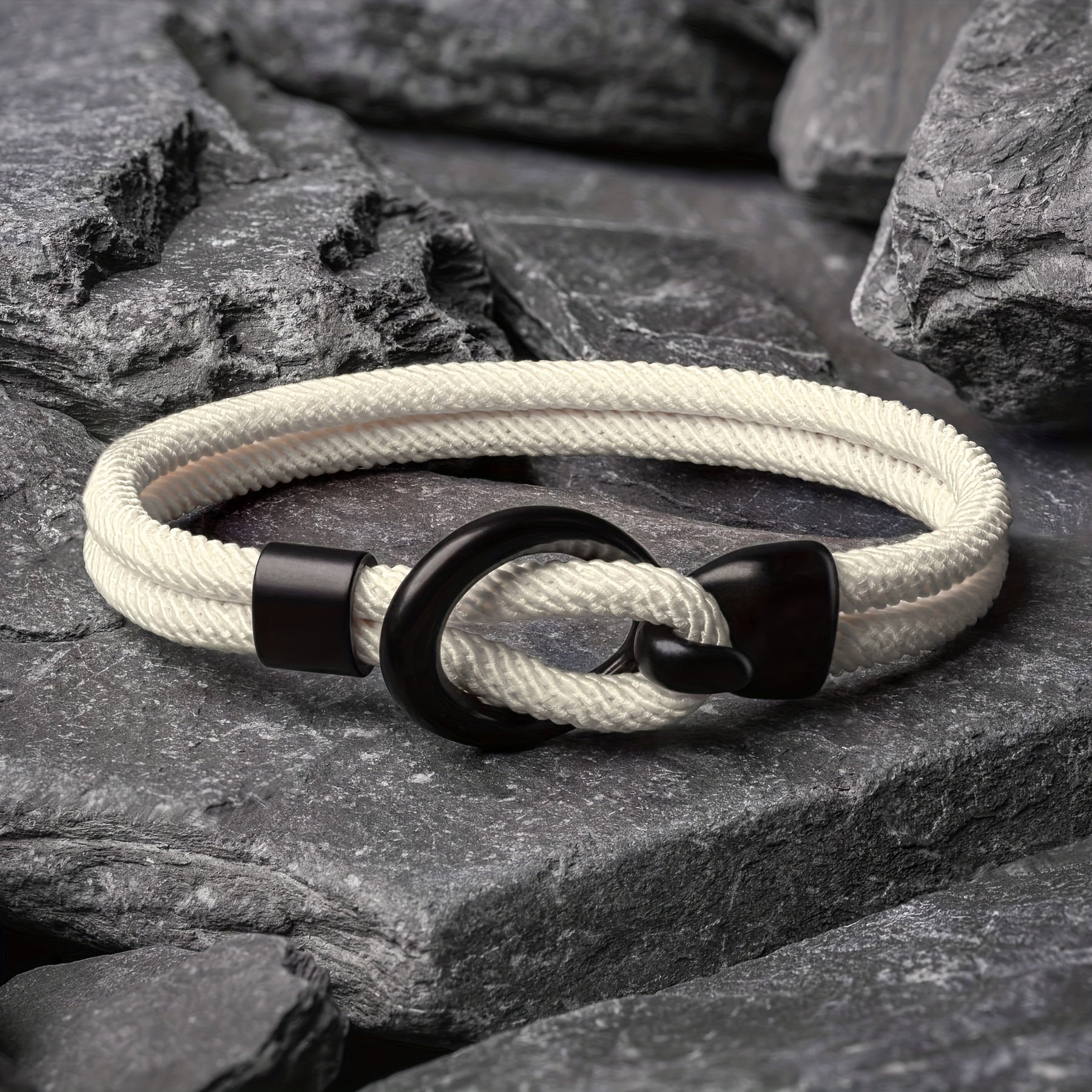 Stilvolles handgefertigtes Seilarmband für Männer - perfekt für einen lässigen Herbstlook!