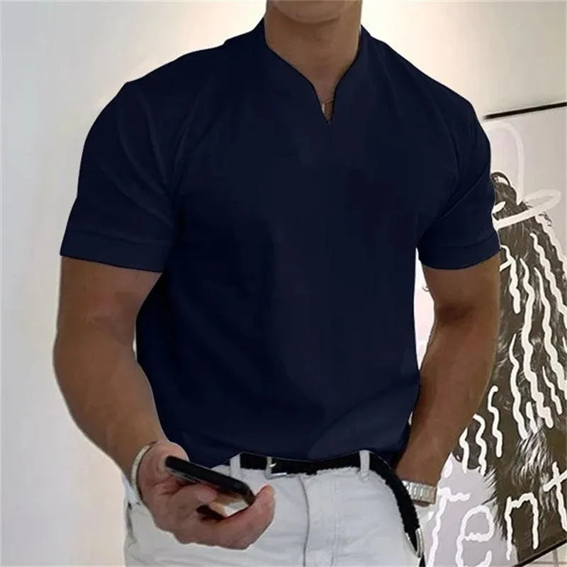 Męski T-shirt z dekoltem w szpic, bocznymi mankietami i slim fit – doskonały do casualowych stylizacji