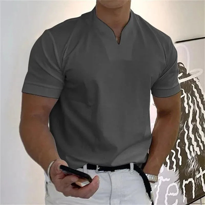 Męski T-shirt z dekoltem w szpic, bocznymi mankietami i slim fit – doskonały do casualowych stylizacji