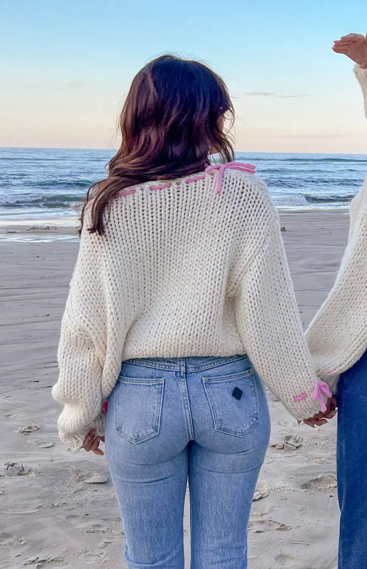 Bea | One Shoulder Chunky Knit Pullover mit rosa Kontrastband Schleife Akzente