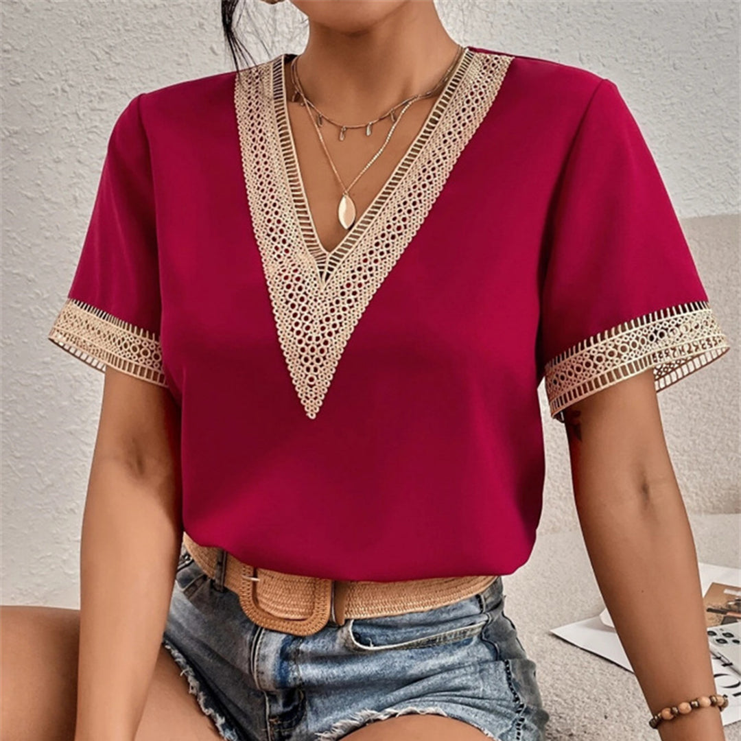 Molly - Elegantes Damen Slim Fit T-Shirt mit Spitzenakzenten und V-Ausschnitt