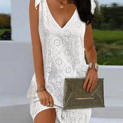 SummerBloom - Elegantes Sommerkleid mit feiner Stickerei und schmeichelndem V-Ausschnitt