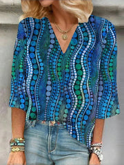 Stilvolle Bluse mit modernem abstraktem Muster und elegantem V-Ausschnitt