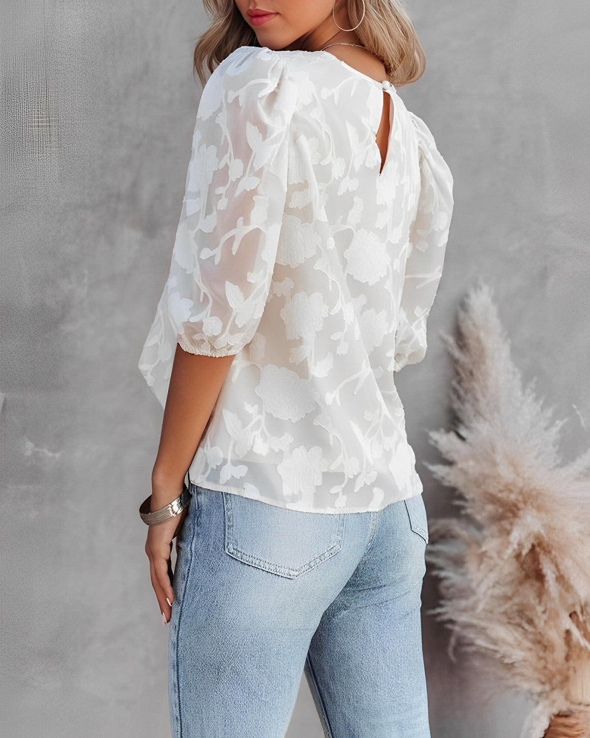Elegante Chiffonbluse mit floralem Muster und verspielten Puffärmeln