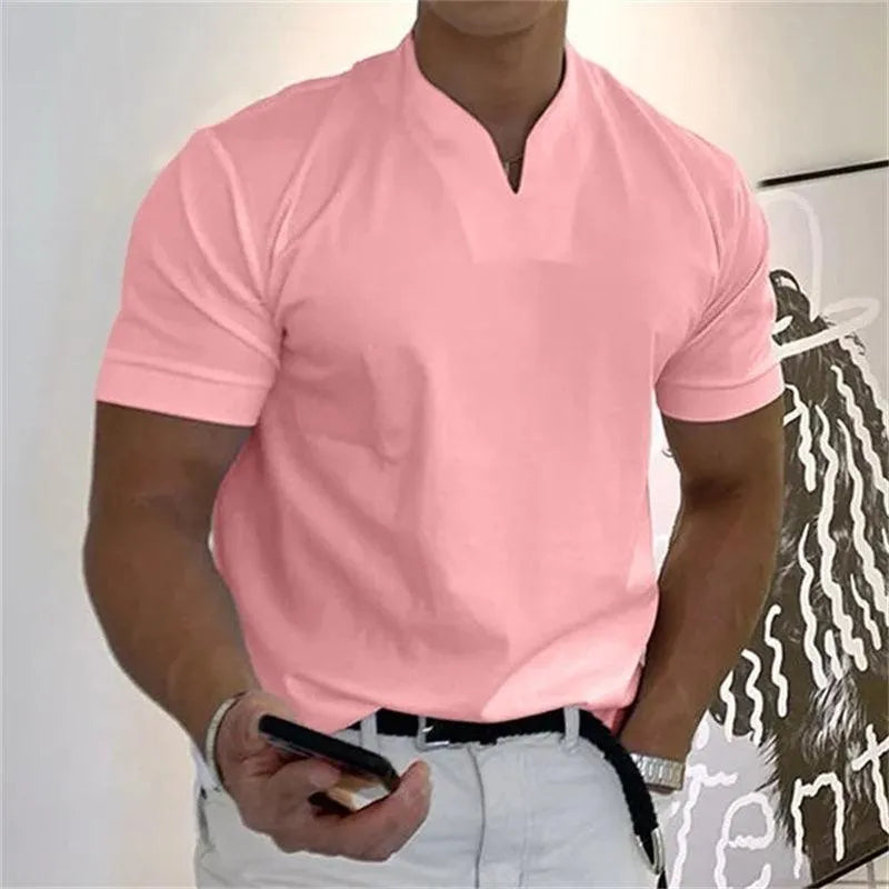 Męski T-shirt z dekoltem w szpic, bocznymi mankietami i slim fit – doskonały do casualowych stylizacji