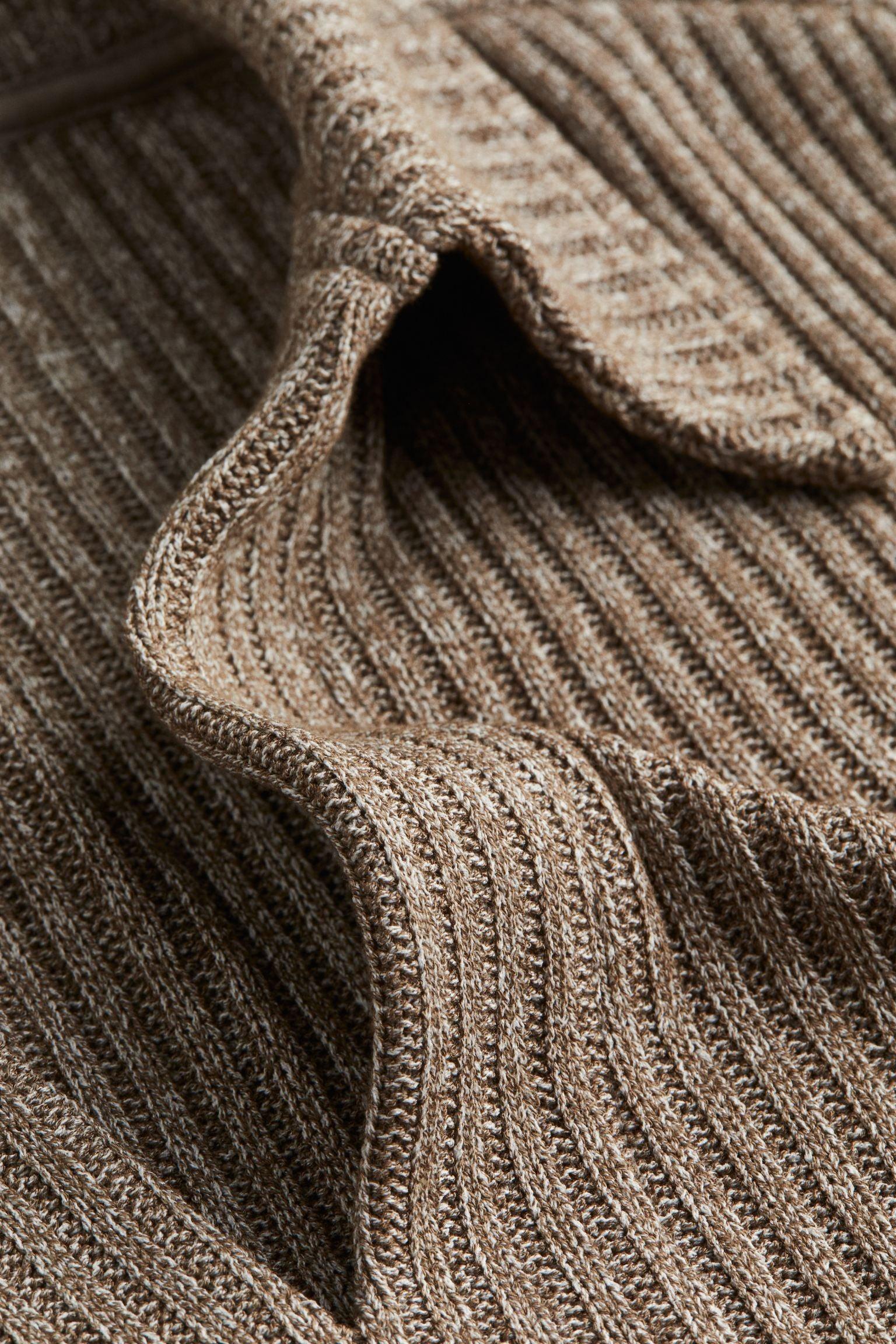 Gerippter Strickpullover mit Kragen
