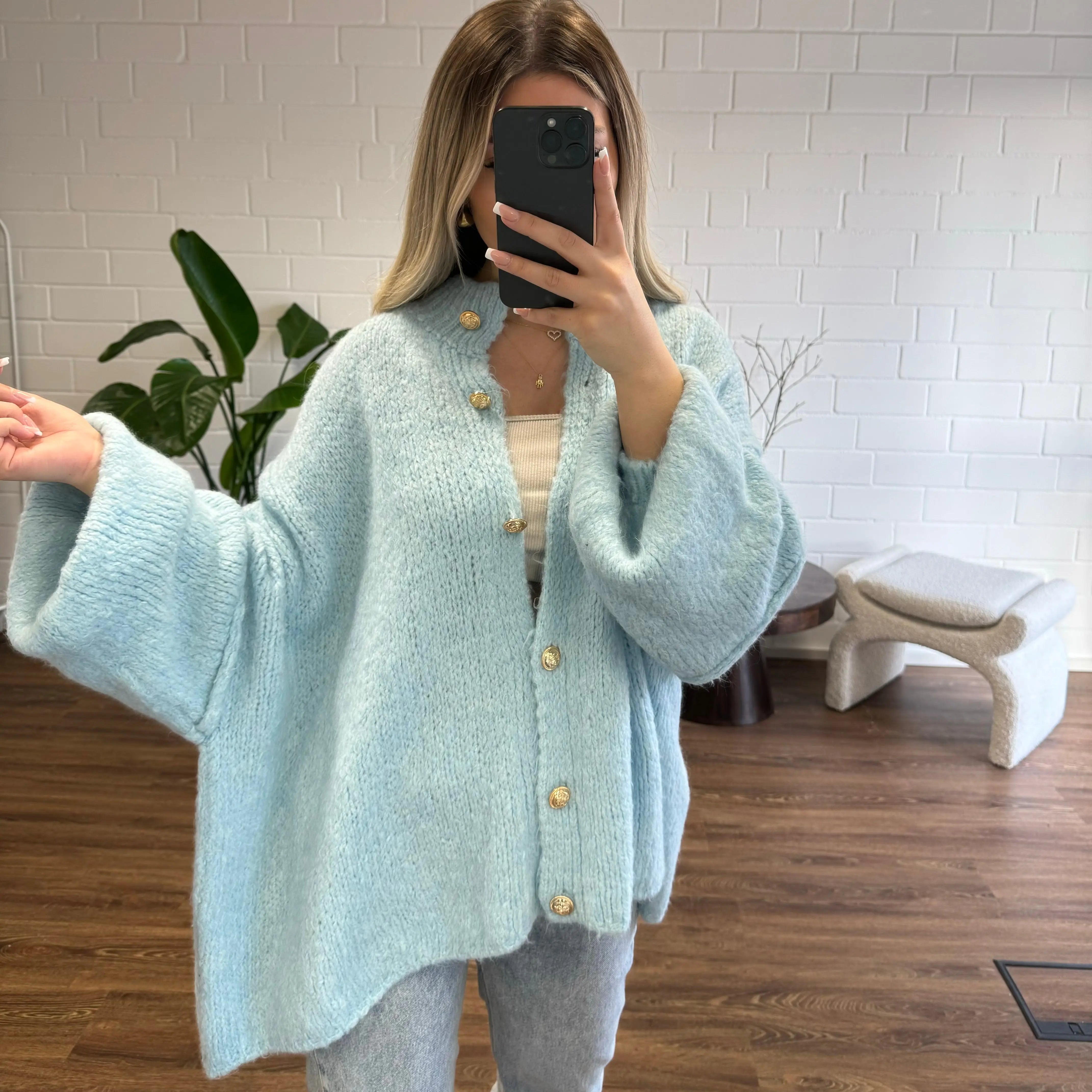 Bella | Übergroße Strick-Cardigan mit Goldknöpfen