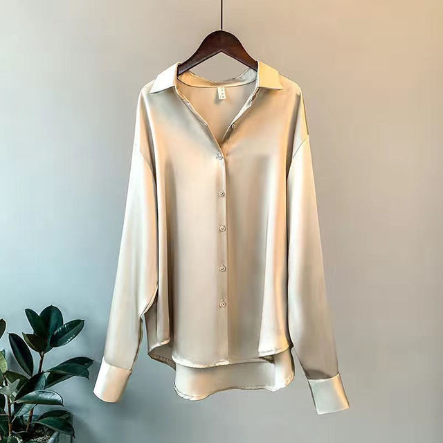 Elegante satinierte Bluse mit langen Ärmeln und klassischem Kragen für einen stilvollen Auftritt