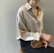 Elegante satinierte Bluse mit langen Ärmeln und klassischem Kragen für einen stilvollen Auftritt