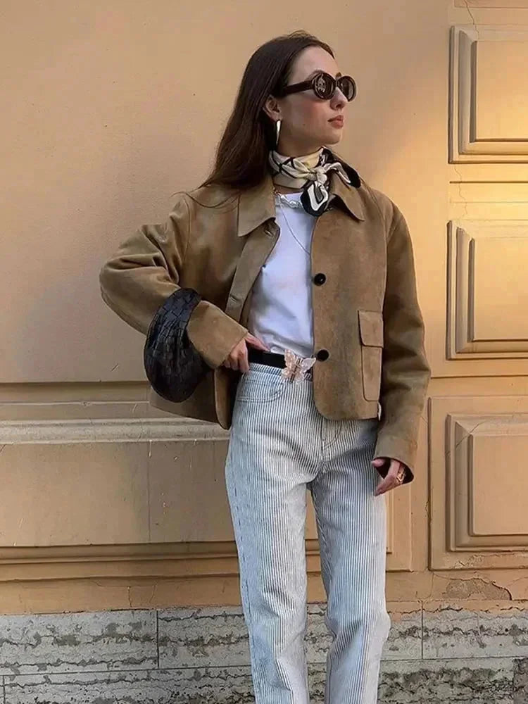 Elegante kurze Wildlederjacke für Damen mit Taschen – perfekte Übergangsjacke für den Herbst